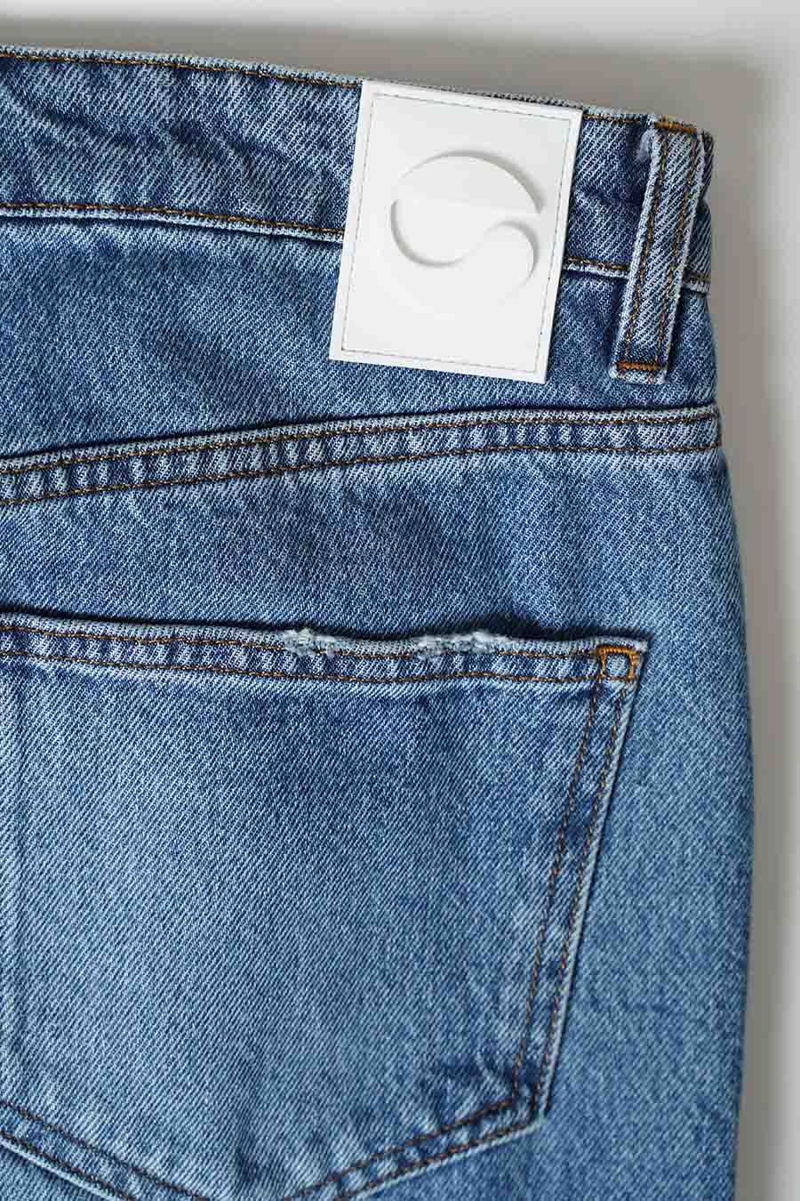 JEAN OUVERT AU GENOUX BLEU DÉLAVÉ - Image 4